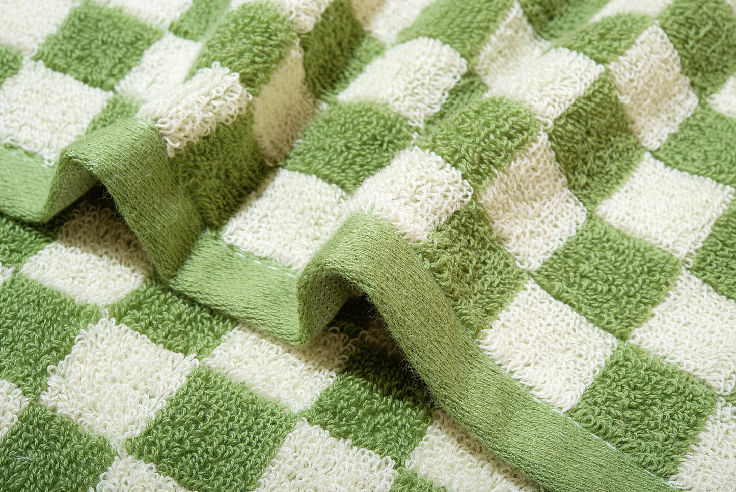 Checkered Bath Towels - 100% Cotton, Super Soft & Absorbent, Fade-Resistant, Cozy, and Perfect for Gifting (2 Towels)